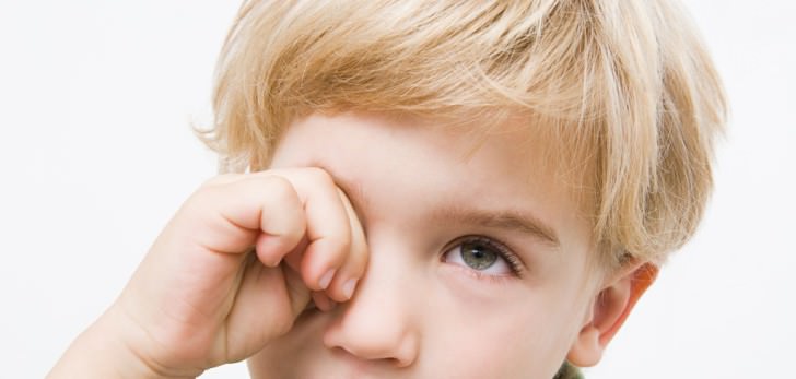 Когда у ребенка постоянно и сильно устают глаза наступает ложная близорукость