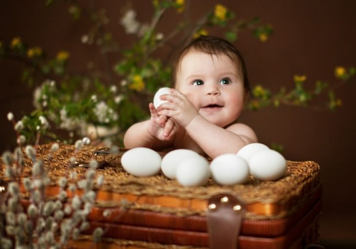 Ребенок с яйцами