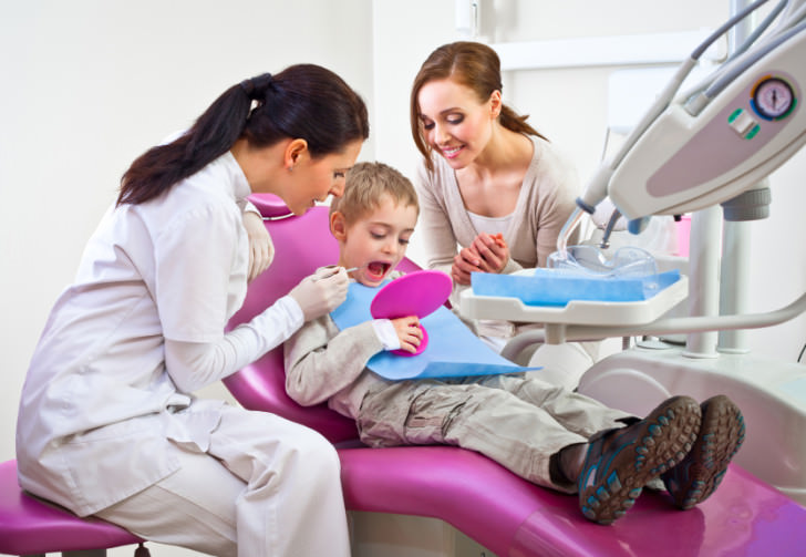 Лечение патологии обязательно проходит под присмотром детского стоматолога 