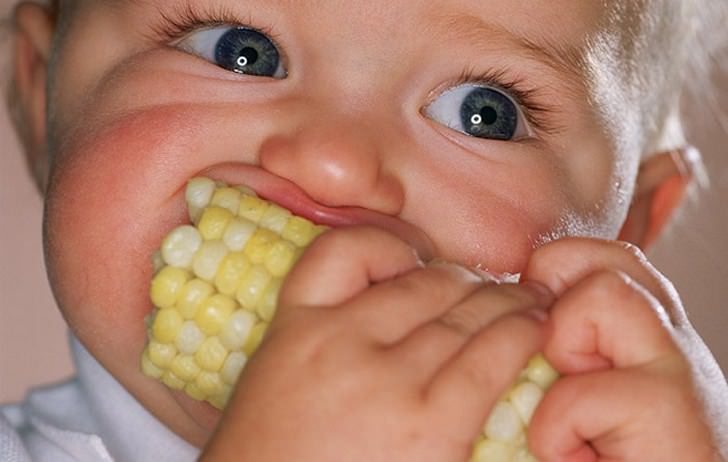 При употреблении сезонного лакомства, необходимо следить, чтобы малыш тщательно пережевывал зерна 