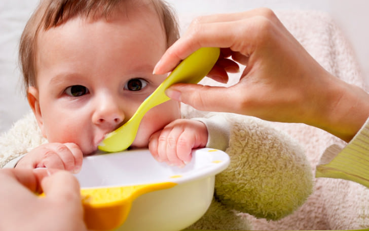 При атопическом дерматите у ребенка необходимо очень серьезно подходить к выбору употребляемых продуктов 