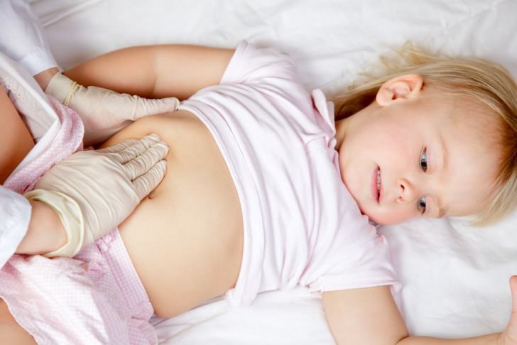 Главным симптомом увеличенного желчного пузыря у ребенка является боль в правом боку 