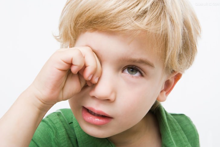 При жалобах ребенка на боль в глазах необходимо обязательно проконсультироваться с опытным офтальмологом 